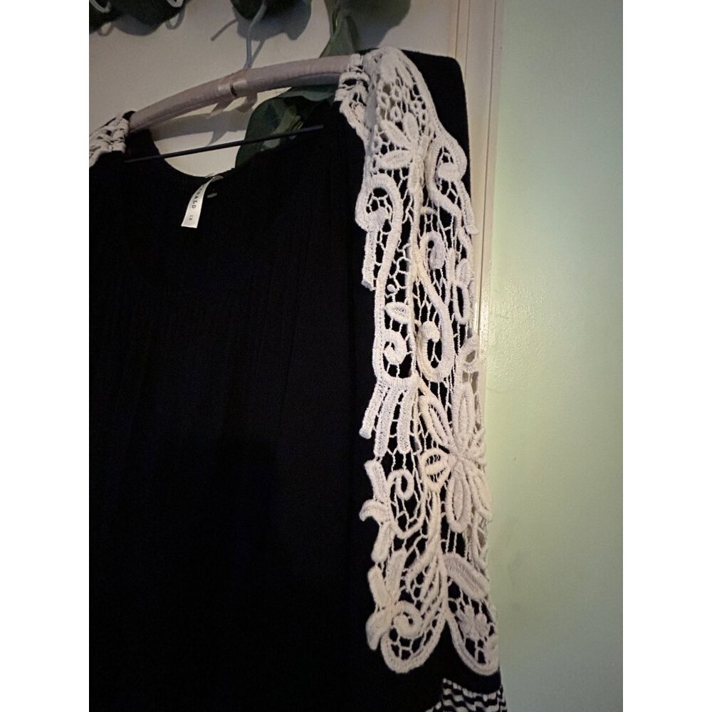 Emerald Women’s 1X Black Tunic Top Crochet Lace Sleeve Striped Hem Boho Peasant - Picture 10 of 11
